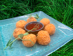 Сырные шарики с беконом и остро-сладким соусом